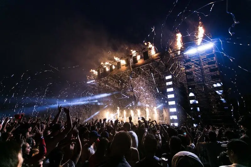 Tobendes Festival mit Feuer, Konfetti und jubelnder Menge – emotionale Event-Videoproduktion von Sofinity in Landsberg am Lech