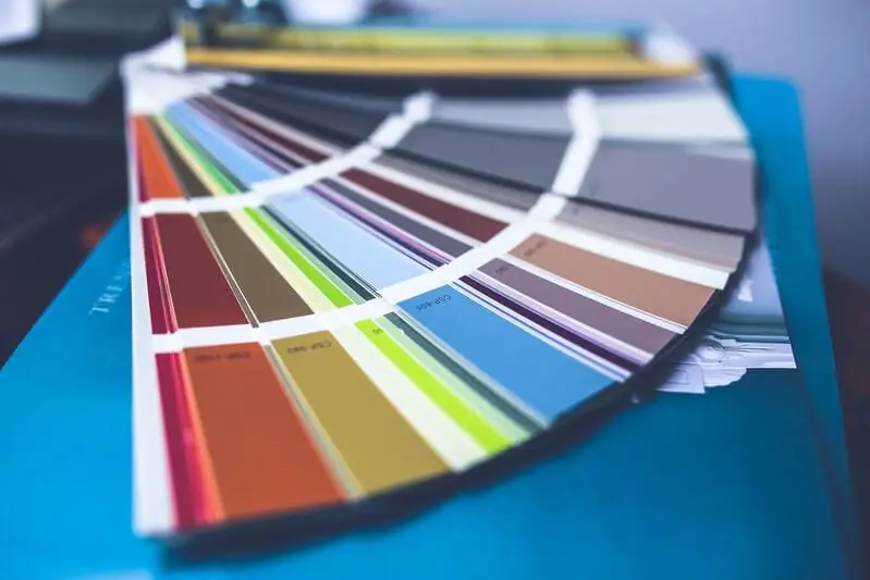 Farbkatalog zur Auswahl von Markenfarben – Kreative Designprozesse bei Sofinity in Landsberg am Lech