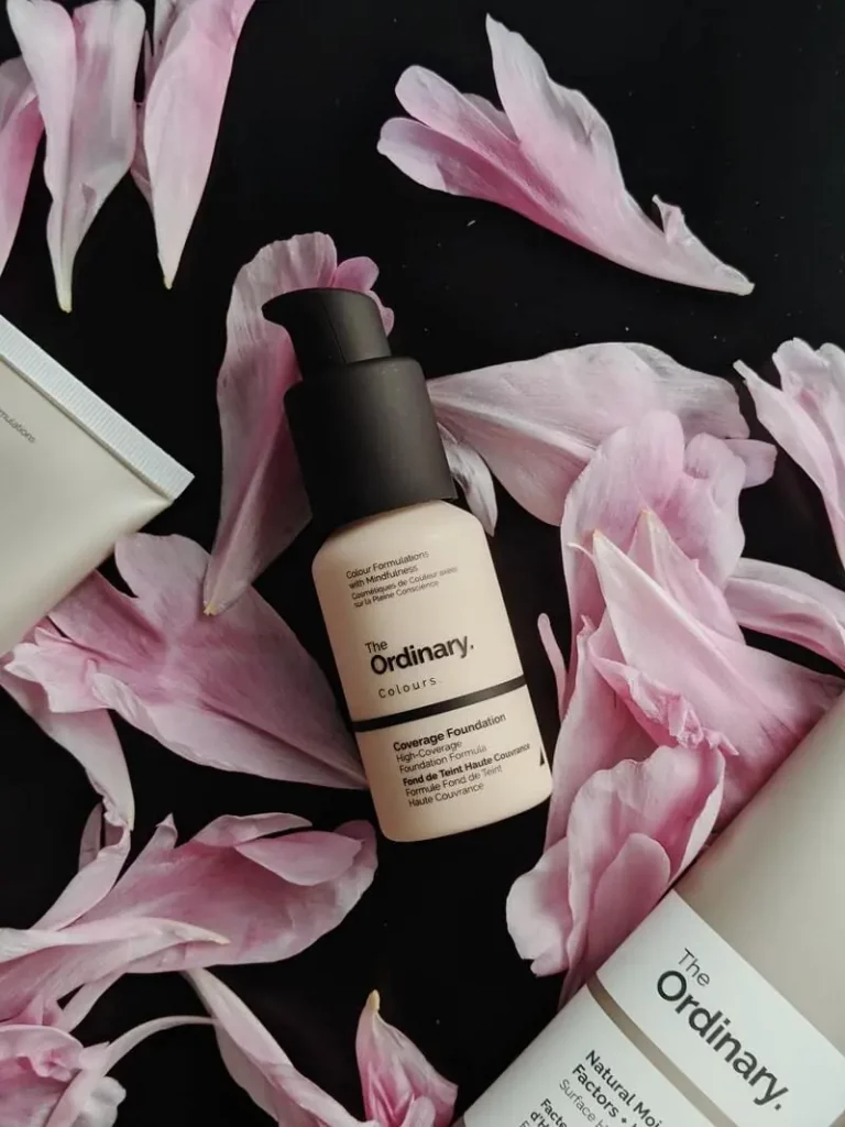 Hochwertiges Produktfoto mit Shampoo und Rosenblättern – kreative Content Creation von Sofinity